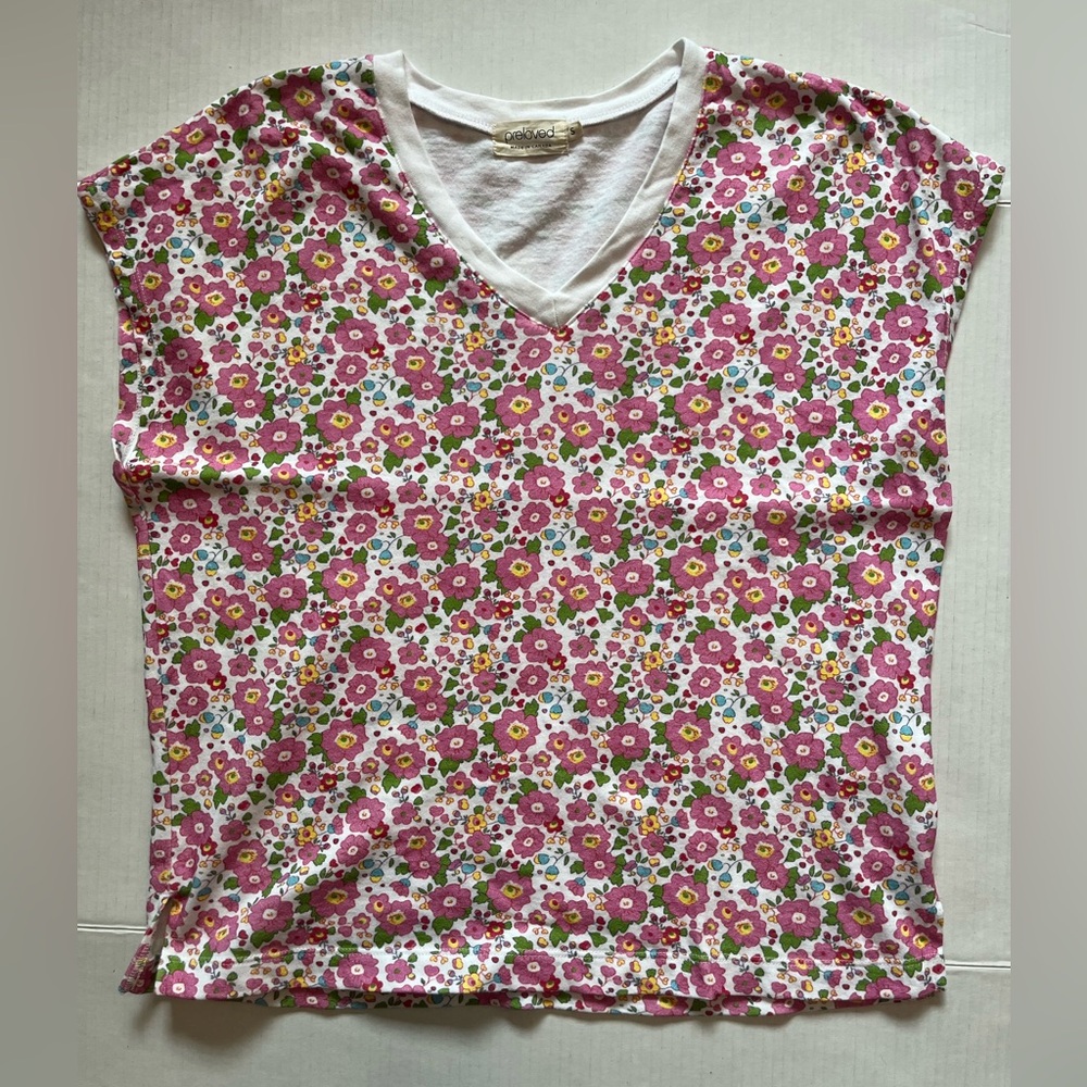 Canadian Sustainable Brand Preloved Floral V-Neck Short Sleeve Top